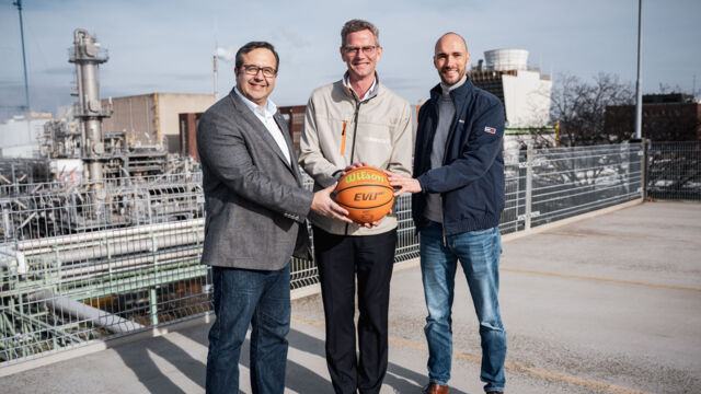 GIANTS-Marketingleiter Omar Rahim, Currenta-COO Hans Gennen und GIANTS-Geschäftsführer Henrik Fronda (v.l.). Foto: Althoff