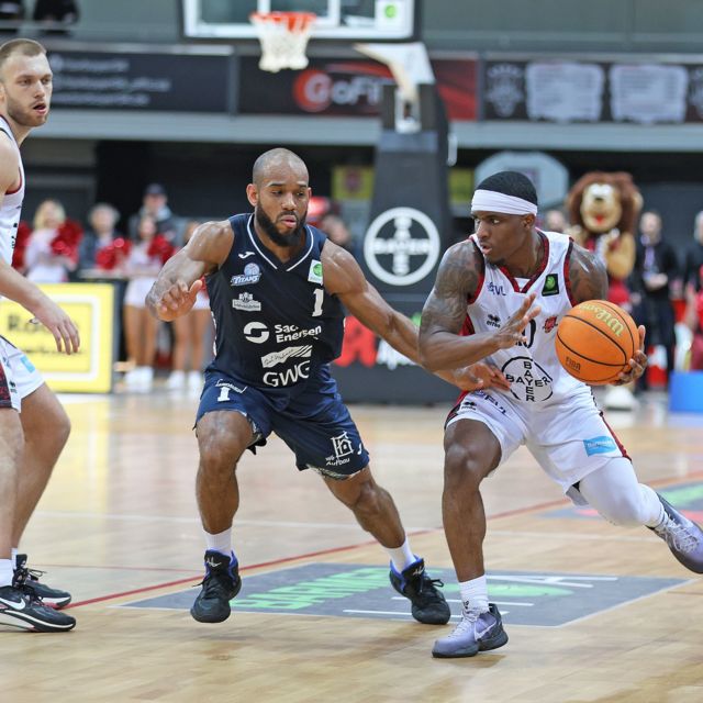 Hatte stets die Nase vorne: TreVion Crews zieht an Dresdens Chase Adams vorbei / Foto: Michael Fleschenberg