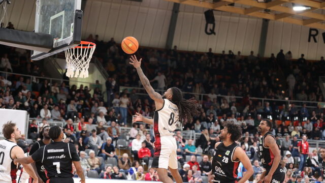 Auch Kobe Langley konnte die Niederlage der BAYER-Korbjäger nicht abwenden / Foto: Uwe Pulsfort
