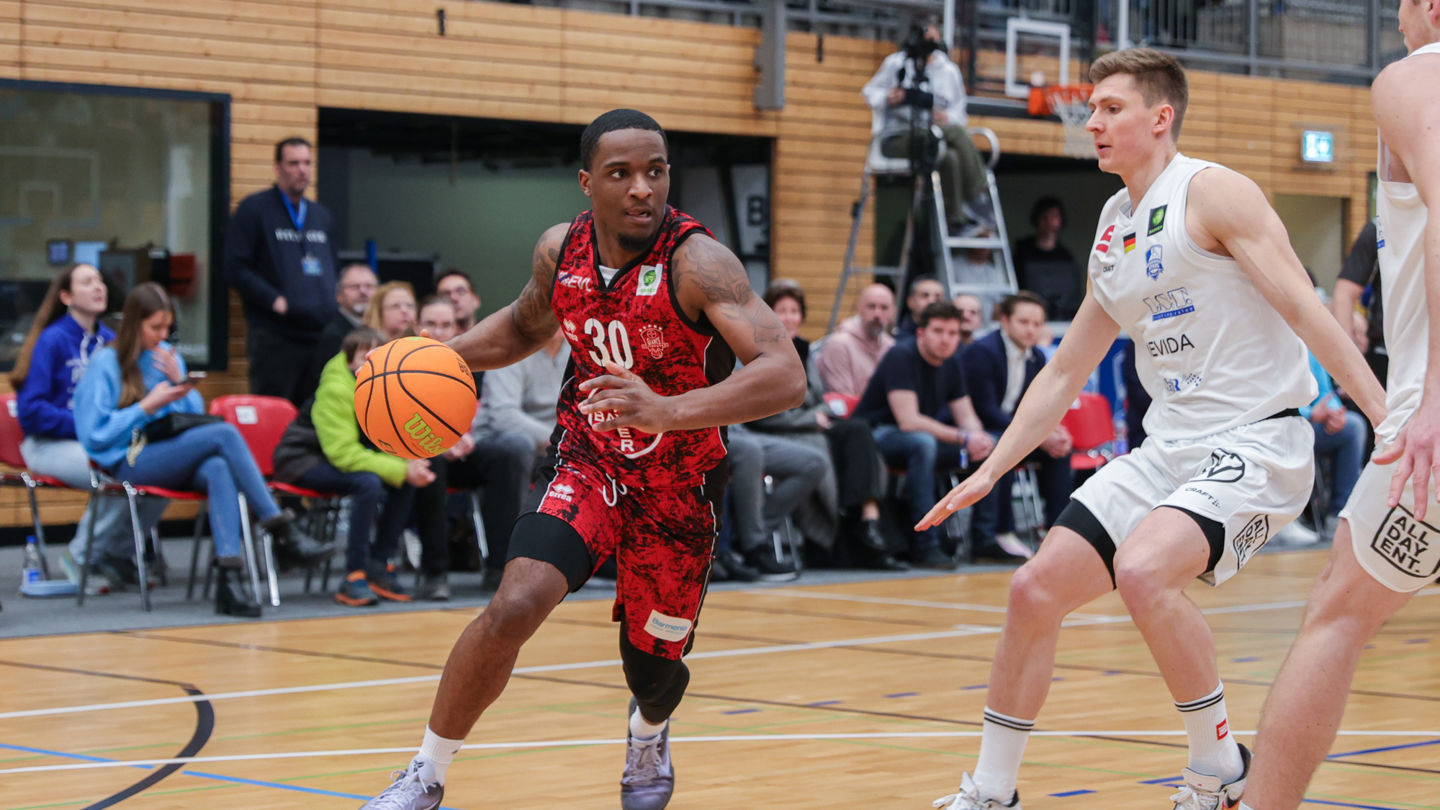 TreVion Crews spielt mit den GIANTS an Karneval gegen die Uni Baskets Paderborn / Foto: Frank Fankhauser (@effefffoto)
