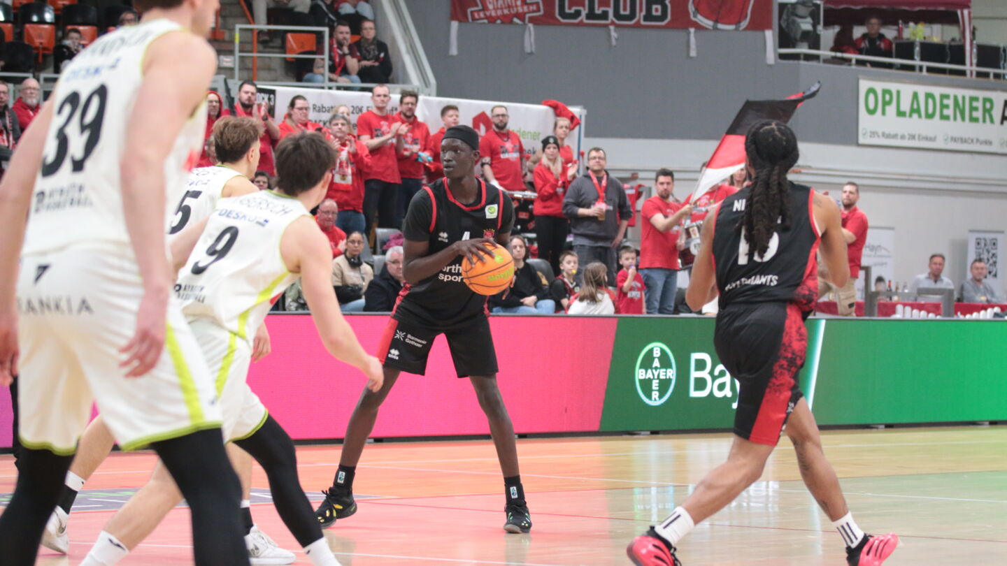 Feierte mit 8 Punkten und 5 Rebounds einen guten Einstand in Leverkusen: Lök Wur / Foto: Uwe Pulsfort