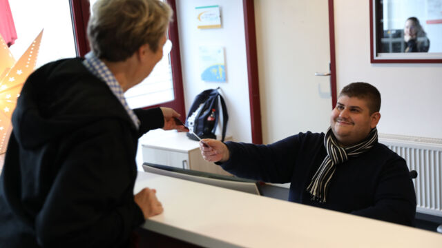 Am Infopoint der Kurt-Rieß-Anlage hat Samir auch viel Kontakt zu Mitgliedern.