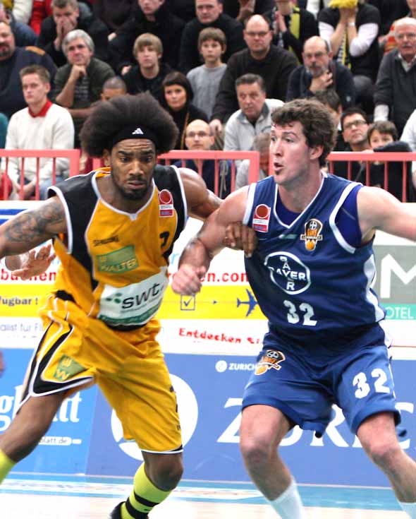 Fox (Nr. 32) im Duell mit Tübingens Forward Bingo Merriex / Foto: BAYER GIANTS