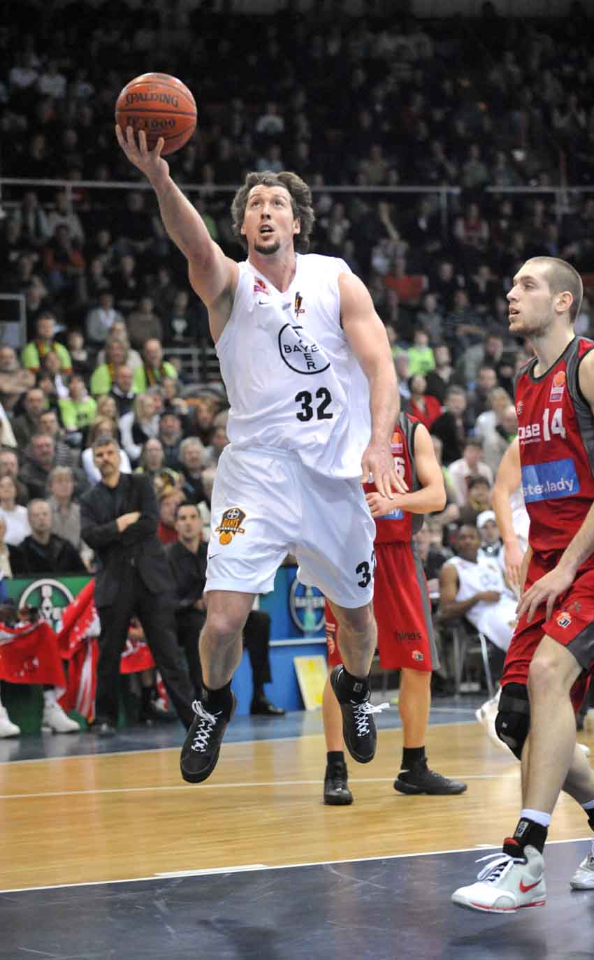 Elegant: Nate Fox (mit Ball) ist gegen Ex-GIANT Tim Ohlbrecht (rechts) erfolgreich / Foto: BAYER GIANTS